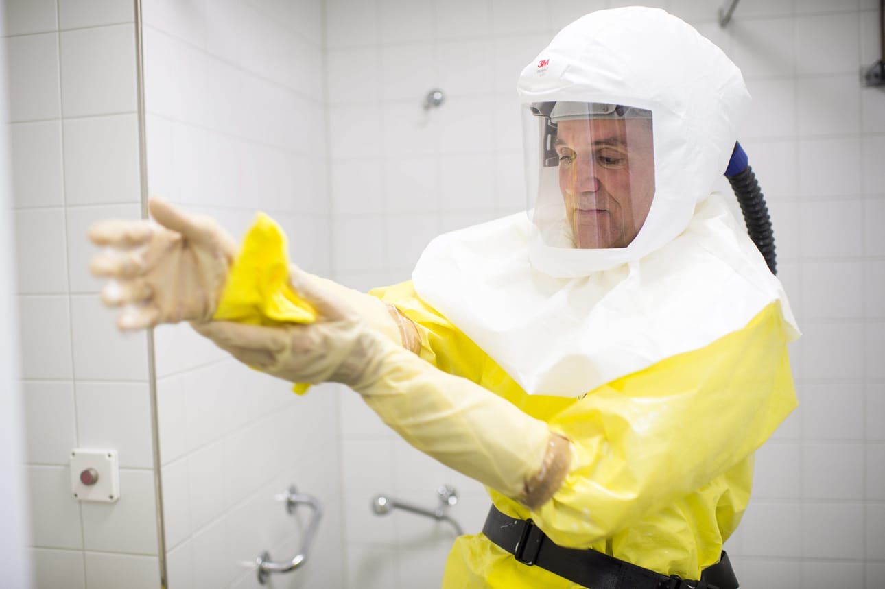 Ebolapotilaiden hoitaminen vaatii tarkkaa suojautumista.