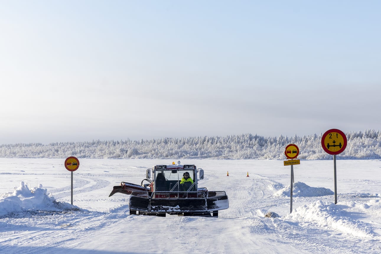 Hailuodon jäätien työstäminen oli tänä talvena urakoitsijan mukaan tavallista nopeampi urakka. Kuva on otettu helmikuussa, kun jäätie avattiin liikenteelle.