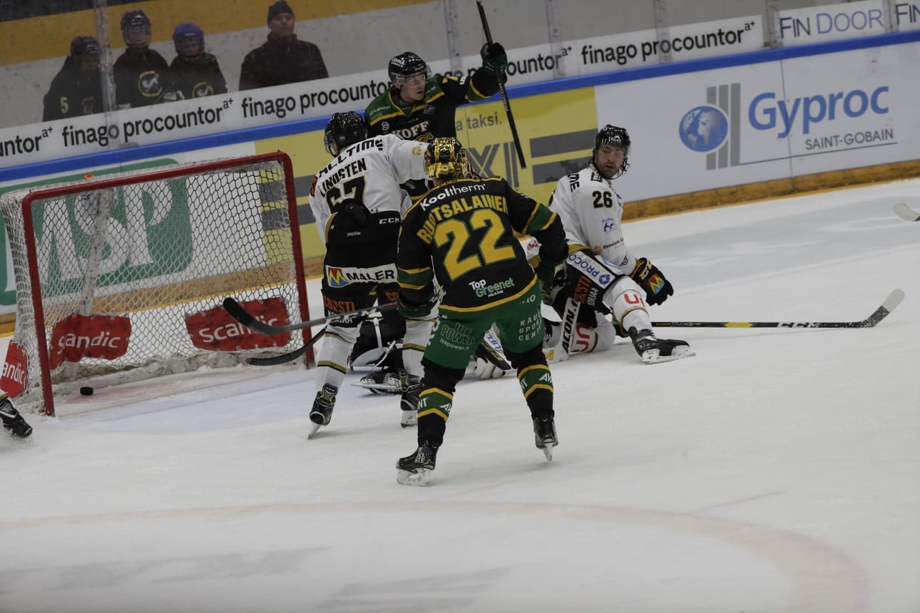 Kärpät oli avauserässä vaikeuksissa Ilveksen kanssa. Kiekko heilutti kotijoukkueen maaliverkkoja peräti kolme kertaa.