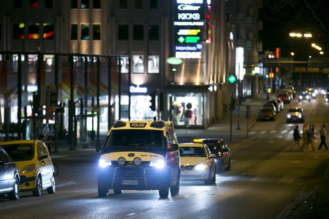 Poliisi partioi Vaasanpuistikolla. ARKISTOKUVA: MINNA HIRVELÄ