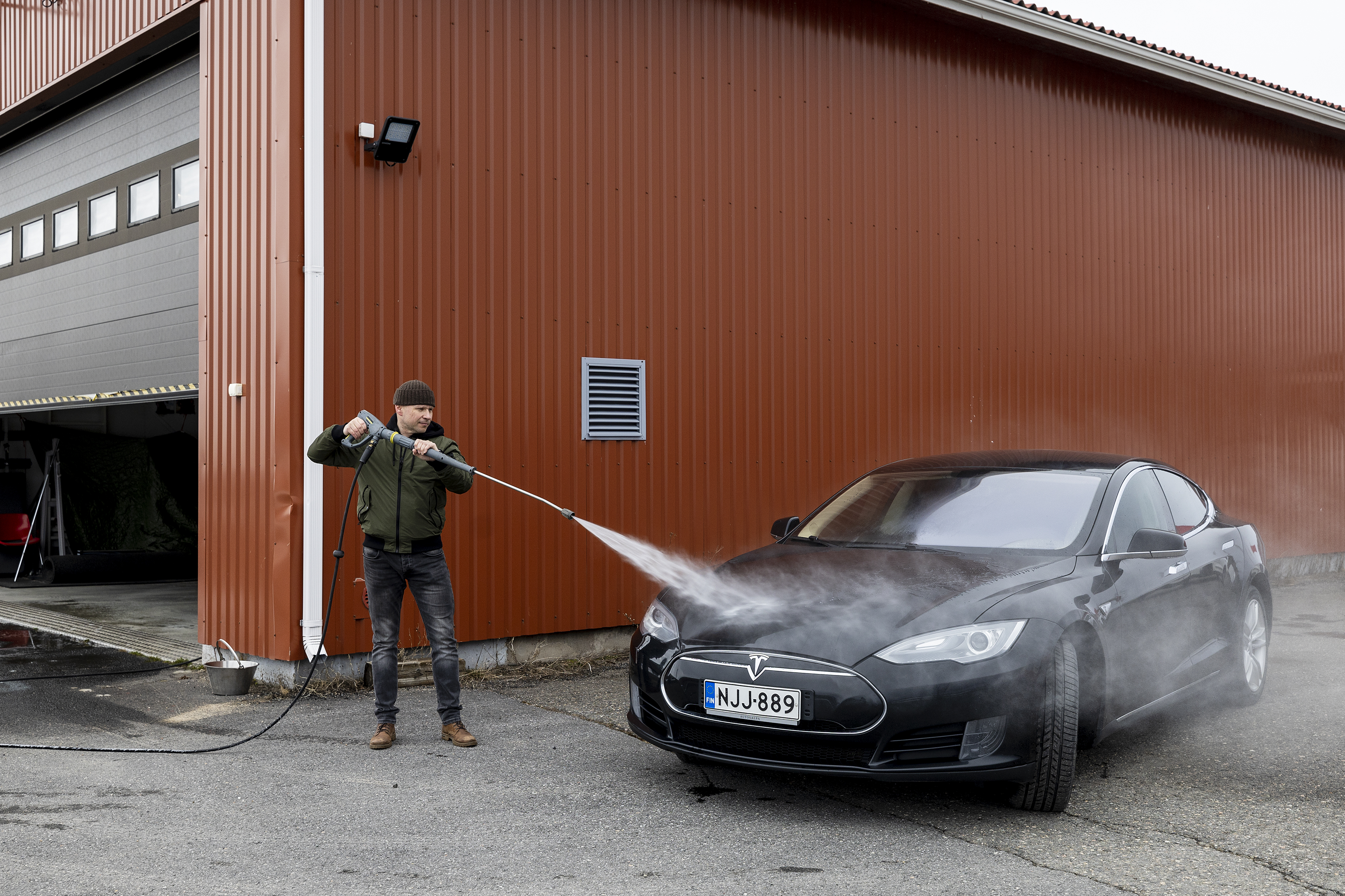 Tuomo Pajula osti käytetyn Teslan runsas vuosi sitten. Sähköautoilun halvemmat käyttökustannukset kiinnostivat.