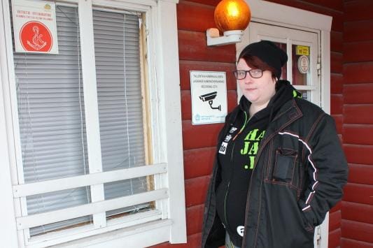 Grillin omistaja Jenna Einola tutki murron jälkiä aamulla. KUVA: TAUNO RIIHILUOMA