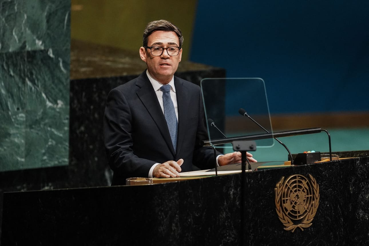 Britannian pääministeri Andy Burnham puhuu YK:n päämajassa New Yorkissa 22. syyskuuta. Tämän vuoden keskeisiä maailmanlaajuisia aiheita ovat muun muassa tekoälyn aiheuttamat uhat sekä Ukrainan ja Gazan jatkuvat sodat.