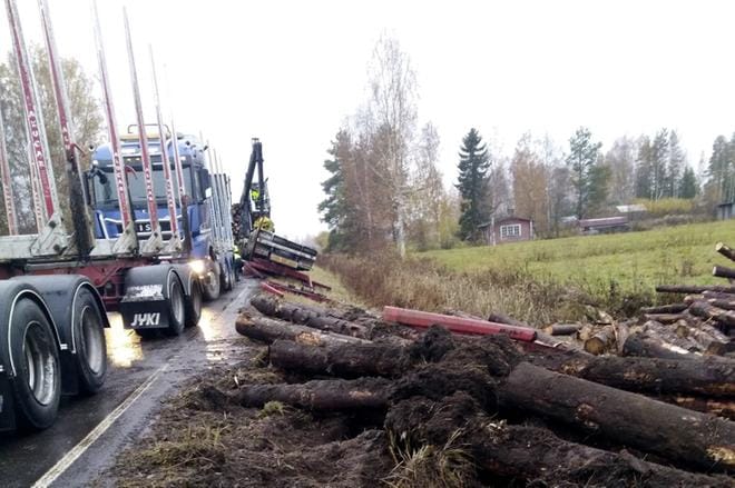 Puutavararekan perävaunu suistui tieltä Vimpelin Repulissa perjantaiaamuna. Tie suljettiin joksikin aikaa liikenteeltä.