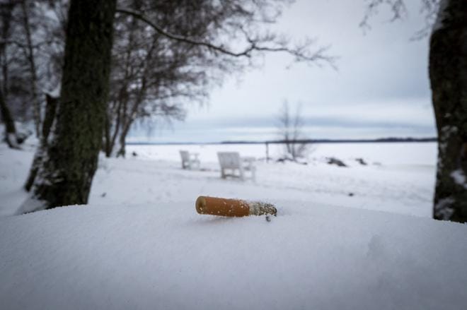 Tupakantumppeja löytyy Ahvensaaren uimarannalta myös talvipakkasilla, mutta kesällä vielä enemmän. KUVA: PAULA KASKIMAA