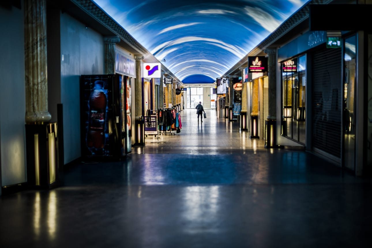 ROVANIEMI. Kauppakeskuksissa on valot päällä mutta hiljaista. Rinteenkulmassakin vain osa pitää liikkeensä auki.