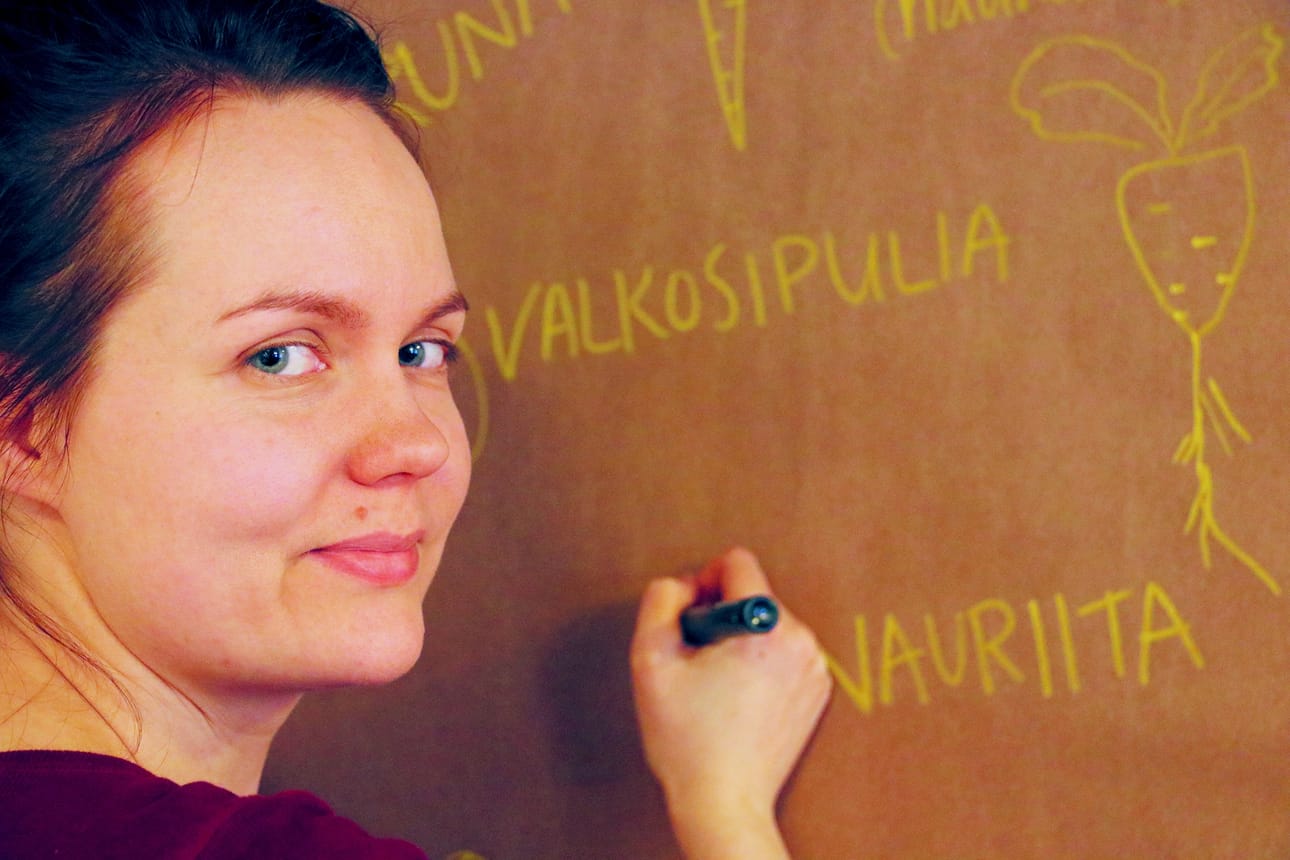 Puutarhaohjaajana toimiva Johanna Jämsä kirjasi muistiin Temmeksen yhteisöpuutarhaan tulleita toiveita. Kasvattamaan päästään ainakin valkosipulia ja nauriita, jos kaikki taimet saadaan versomaan.