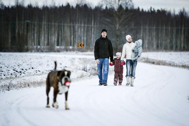 Raisa Myllyniemi ja Juha Mikkonen sekä 4-vuotias Jenna ja 1-vuotias Mikael ovat tukiperheenä kuudelle lapselle. Mukana perheen touhuissa ovat myös koira, kissa ja hevosia. KUVA: MAIJA SAANIO