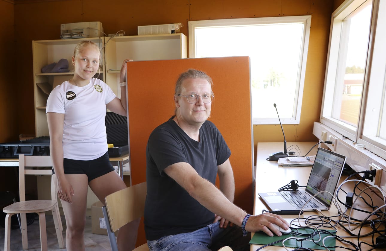 Isä ja tytär, Jani ja Sara Vuorela ovat vastuussa maalikameran käyttämisestä ja aikojen jakamisesta urheilijoille Ankkurien yleisurheilukisoissa.