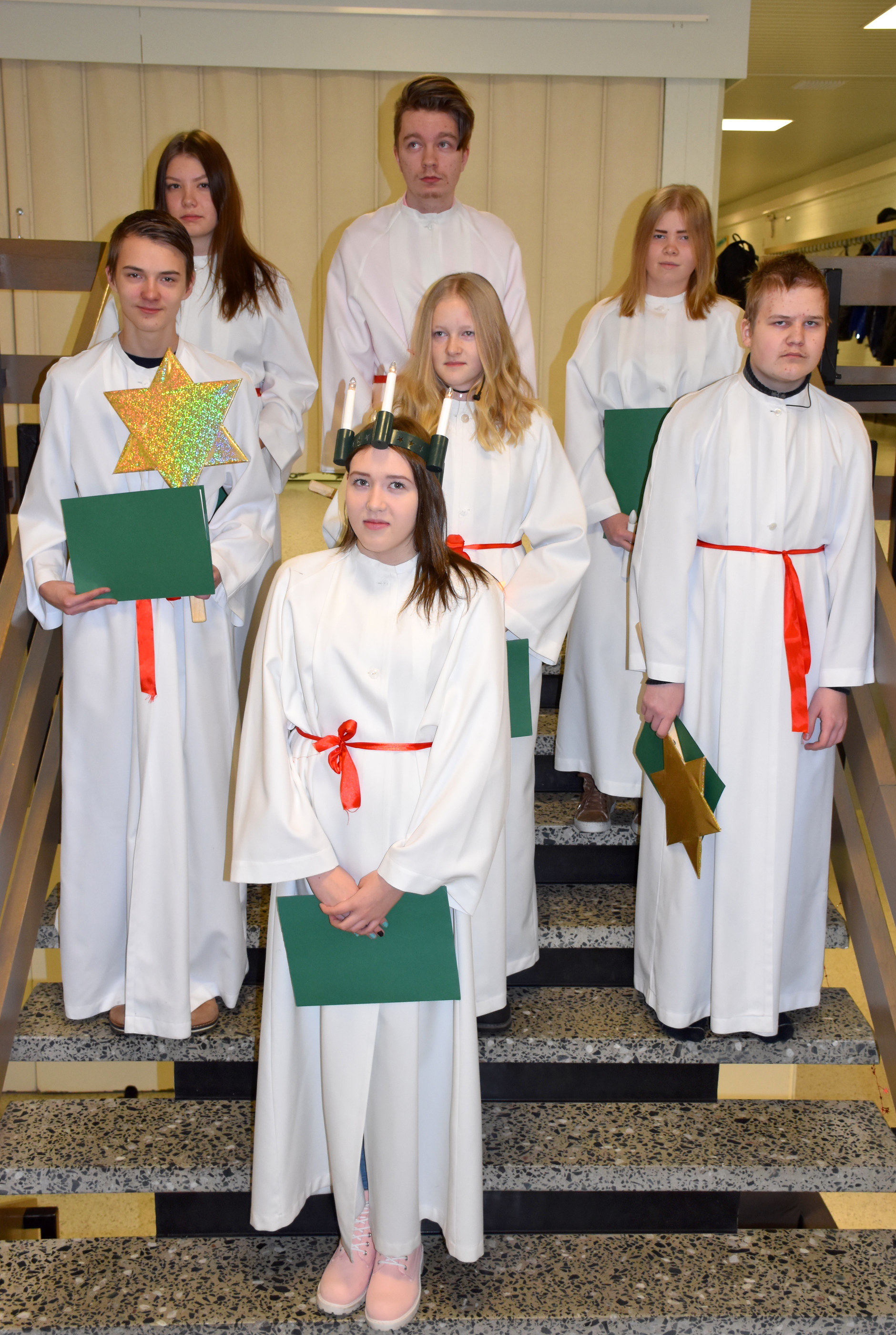 Lucia-ryhmän jäsenet pukeutuivat valkoisiin pitkiin alboihin. Ryhmä lauloi ja kertoi Lucian päivän viettämisen merkityksestä.