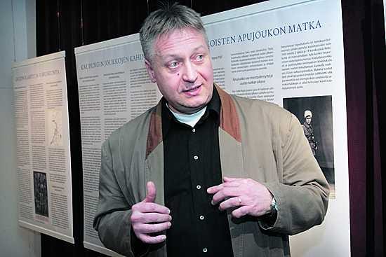 Suomen tykistön ensimmäiset laukaukset ammuttiin Oulun taisteluissa, kertoo tutkija Jarmo Koponen esitellessään Pohjois-Pohjanmaan museossa avattua sisällissodasta kertovaa näyttelyä. Näyttely on avoinna 16. maalisk