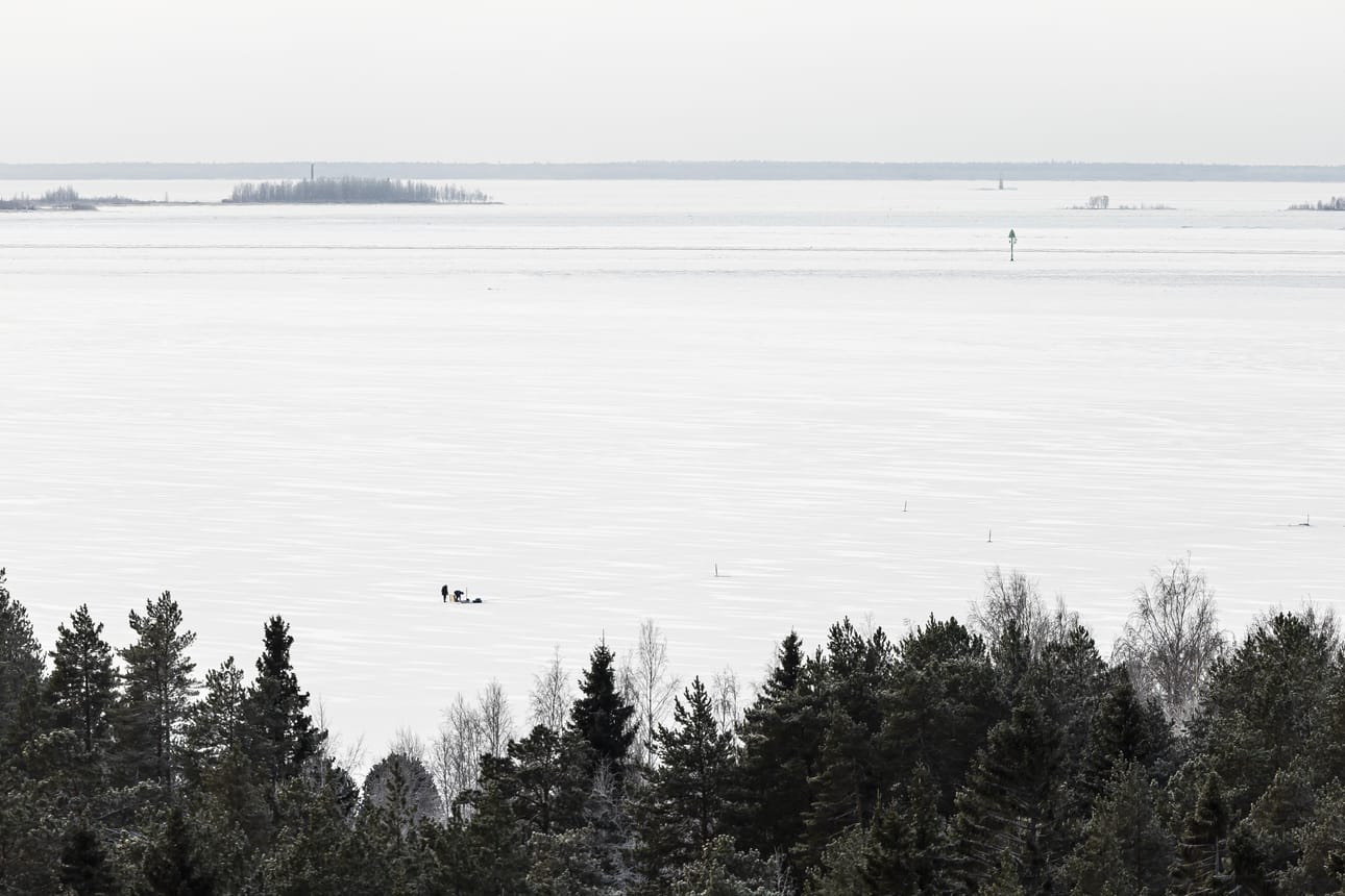 Haukiputaan edustalla on paljon pienempiä ja suurempia saaria.