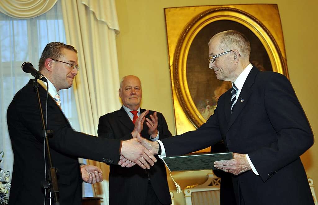 Pro Urheilu -tunnustuspalkinnon saanneen Toivo Salosen ukkojumpassa ei otsanahkaa kiristellä. Hikeä otetaan pintaan haitarimusiikin tahdissa ja hymy huulessa.