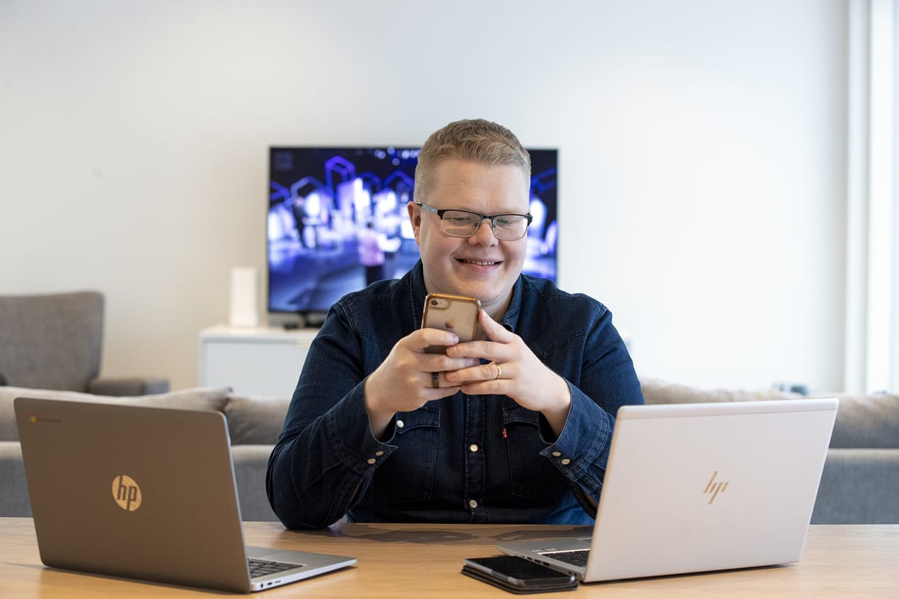 Ville Koivuniemelle vaalituloksen spekulointi huipentuu vaali-iltaan, jota hän seuraa kuumeisesti usealla välineellä. Ennakkoäänten julkistus antaa jo viitteitä, onko hänen oma ajatuksensa vaalien tuloksesta oikean suuntainen.