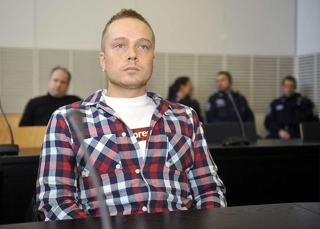 "Pikku G" eli Henri Vähäkainu Vantaan käräjäoikeudessa 9. maaliskuuta 2010 syytettynä kokaiinijutussa, jossa hänen epäillään järjestäneen huumeen myyjän ja joukon käytöstä kiinnostuneita yhteen jatkoilla Helsingissä viime lokakuussa.