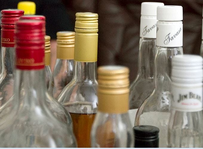 Alkoholihaittojen odotetaan usein korjaantuvan työpaikalla itsestään.