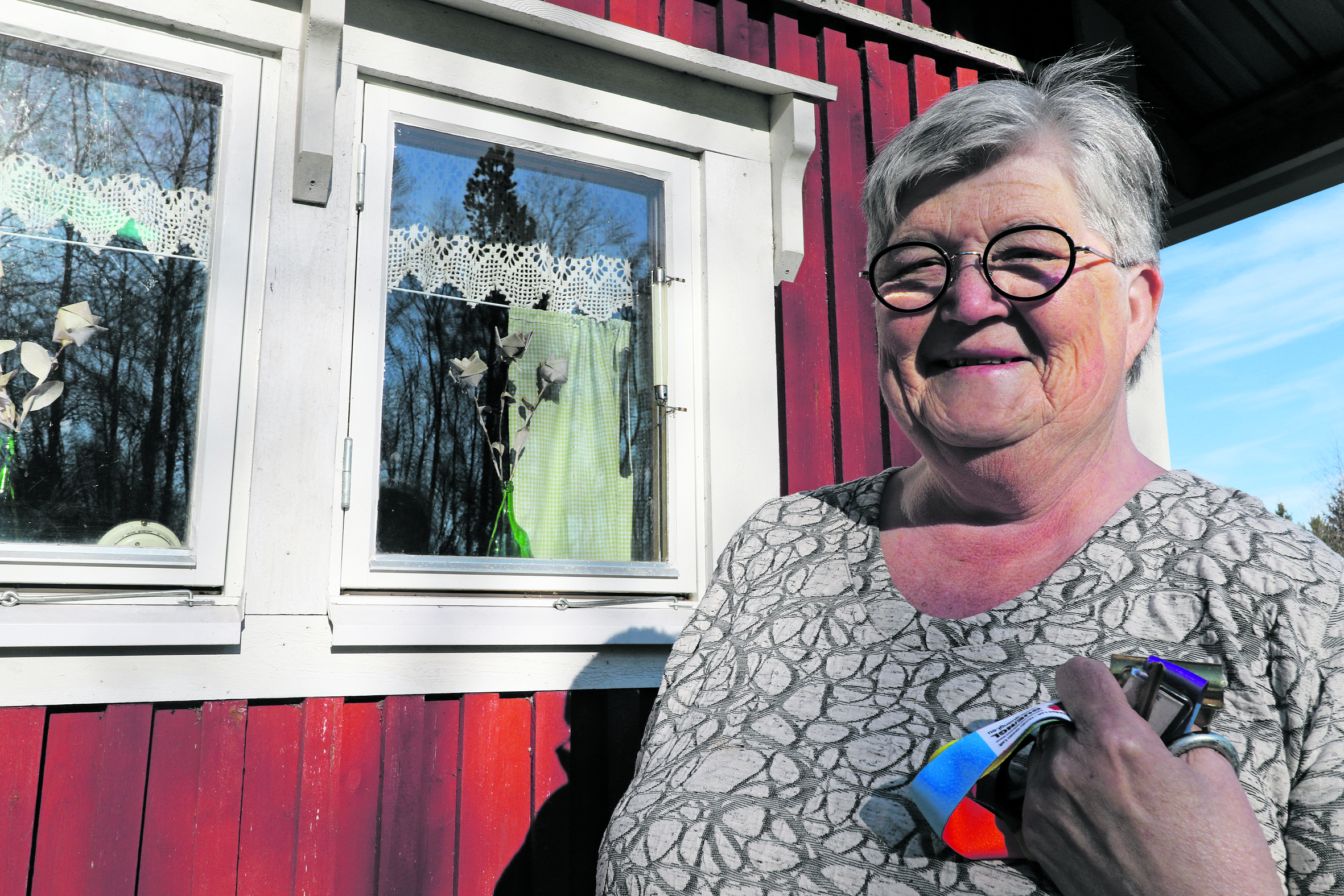 Ihmeellistä ja erikoista ei tarvitse olla Varjakassa viihtyäkseen, mutta yhtä asiaa Eila Korkala kuitenkin toivoisi. Kylällä asuu paljon vanhempaa väkeä, joille yhteiskyyti kylälle olisi tarpeen, vaikka vain kerran viikossa. &ndash; Ilman autoa täällä jää sukulaisten ja tuttavien avun varaan. Palveluliikenne olisi kyllä hyvä. Kyllä me vanhemmat ihmiset edelleen haluamme itse vähän katsoa kaupassa, mitä haluamme ja ostamme.