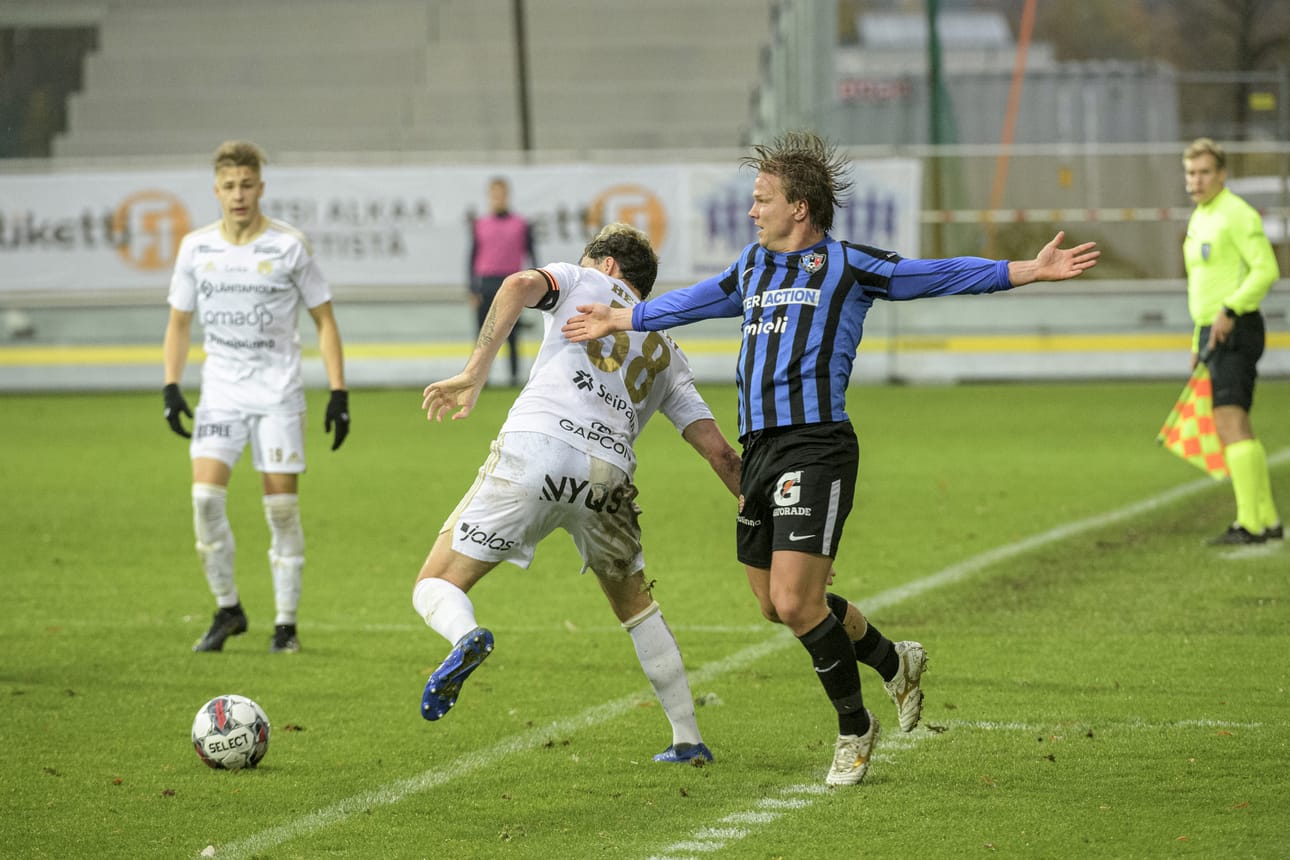 FC Interin Petteri Forsell sai kokea SJK:n pelaajien taklauksia.