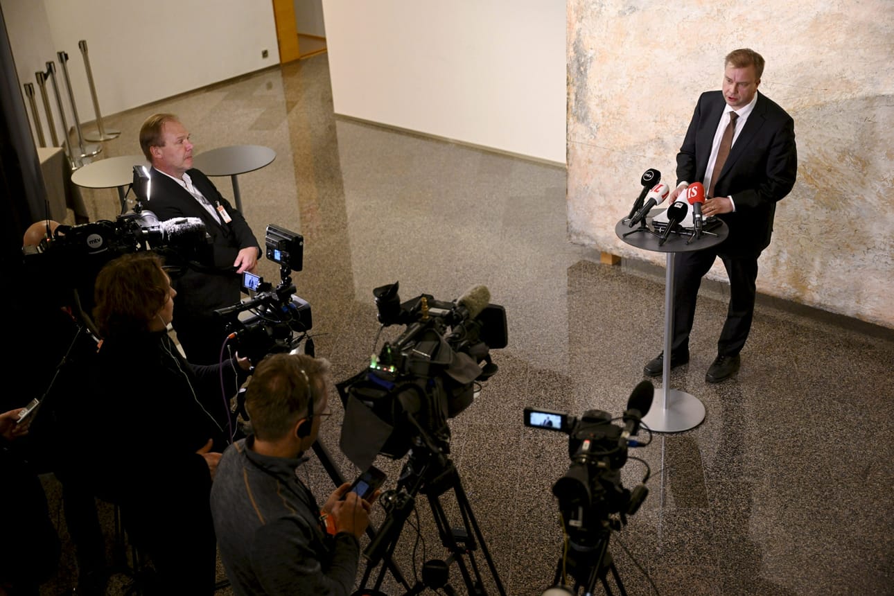 Entinen puolustusministeri ja pitkäaikainen keskustapoliitikko Antti Kaikkonen on selvä ennakkosuosikki keskustan seuraavaksi puheenjohtajaksi. LEHTIKUVA / Antti Aimo-Koivisto