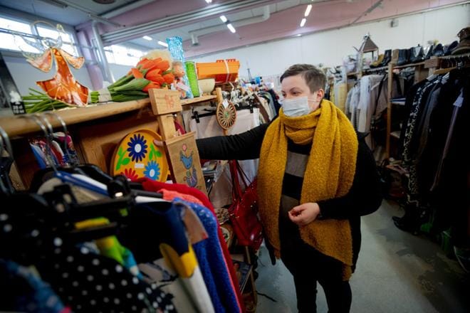 Väki on vähentynyt korona-aikana muun muassa seinäjokelaisen Lakeuden Shoppiksen kivijalkamyymälässä myyjänä toimivan Maria Ylivinkan harmiksi. KUVA: JAAKKO ELENIUS