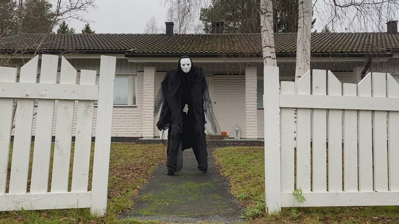 Sofia Törmänen voitti Pitkäkankaan koulun halloween-pukukilpailun yläastelaisten sarjassa