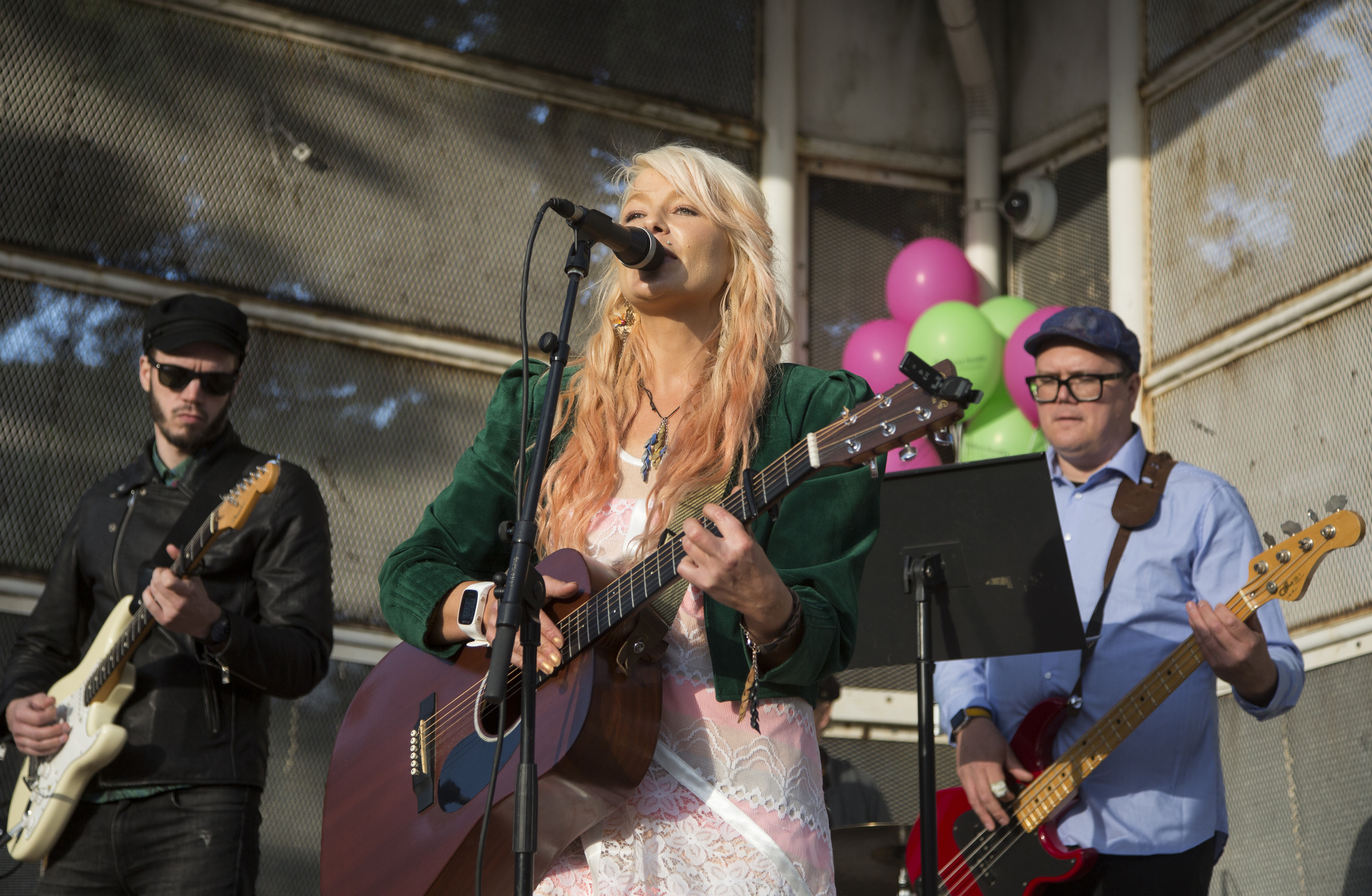 Juuni & Olkimaa -yhtye soittamassa 100-vuotisjuhlissa. Yhtyeessä soittavat Julia Vornanen, Eero Jauhiainen, Mikko Sadinmäki, Samuli Paitsola, Santtu Harvio ja Keijo Goman.
