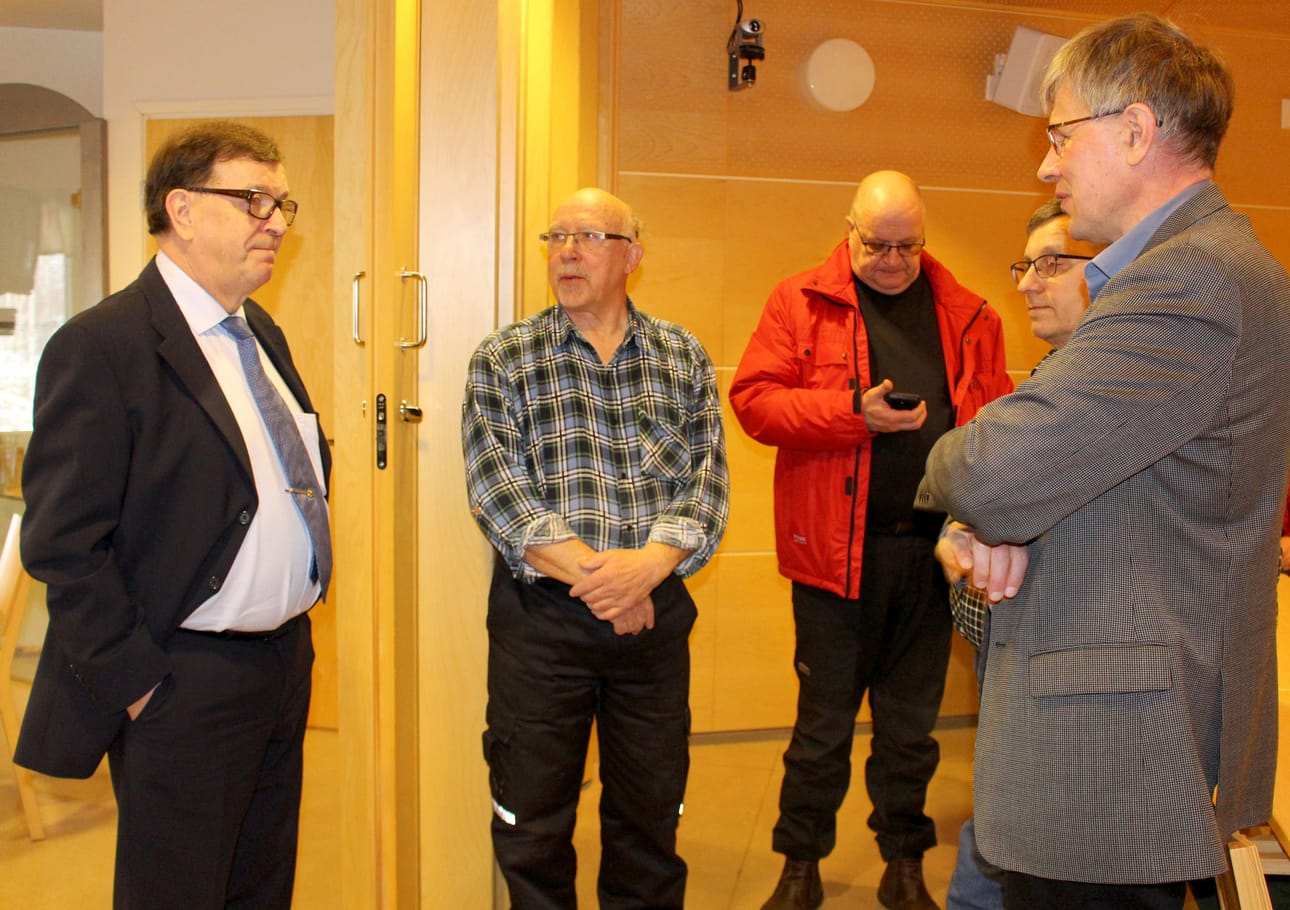 Europarlamentaarikko Paavo Väyrynen vieraili kenttäkierroksellaan Pyhännällä. Ennen virallisen EU-tieodotusosuuden alkua oli aikaa rupatella niitä näitä yleisön kanssa. Kuvat: Sari Junnonaho