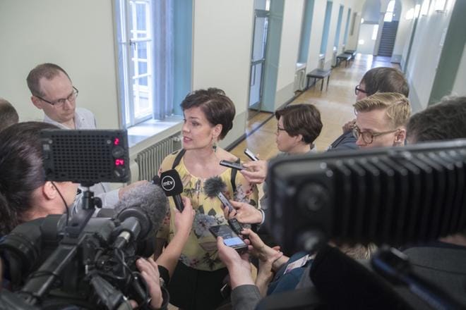 Opposition edustajat moittivat kansanedustaja Hanna-Kaisa Heikkisen (kesk.) menettelytapoja eduskunnan sosiaali- ja terveysvaliokunnassa. KUVA: Mauri Ratilainen