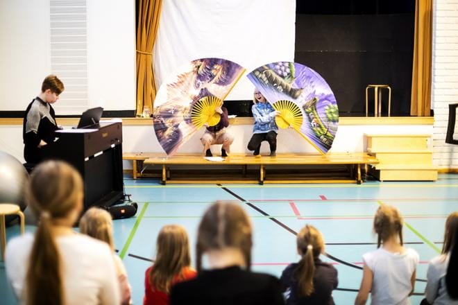 Seela Palo ja Kaisa Aittoniemi harjoittelevat näytelmäänsä Aasi ja kuukivin arvoitus Kivistön koululla. Oppilaat ovat tehneet kaiken itse lavasteista, tarpeistosta, musiikista ja äänitehosteista lähtien. Oppilaat esittävät näytelmän ensi viikolla koululle ja kotiväelleen. KUVAT: KRISTA LUOMA