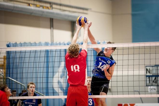 Suomen passari Ilja Ivanov taisteli verkolla Tanskan Emil Pederseniä vastaan. Suomi voitti eilisen päiväottelun puhtaasti 3-0. KUVA: JAAKKO ELENIUS