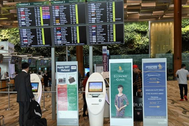 A Singapore Airlinesin matkustaja tekee lähtöselvitystä Cangin lentokentällä ennen maailman pisintä lentomatkaa. KUVA: ROSLAN RAHMAN / AFP