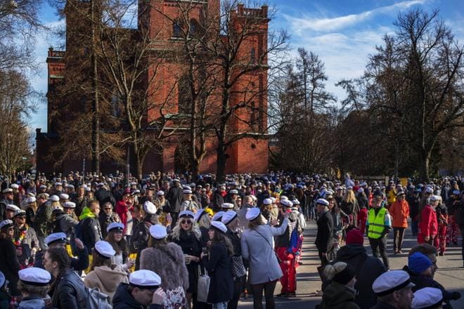 Vaasan vappu alkoi aurinkoisessa säässä. Suuri joukko opiskelijoita kerääntyi aattona seuraamaan Topelius-patsaan lakitusta. KUVAT: MINNA ANTILA
