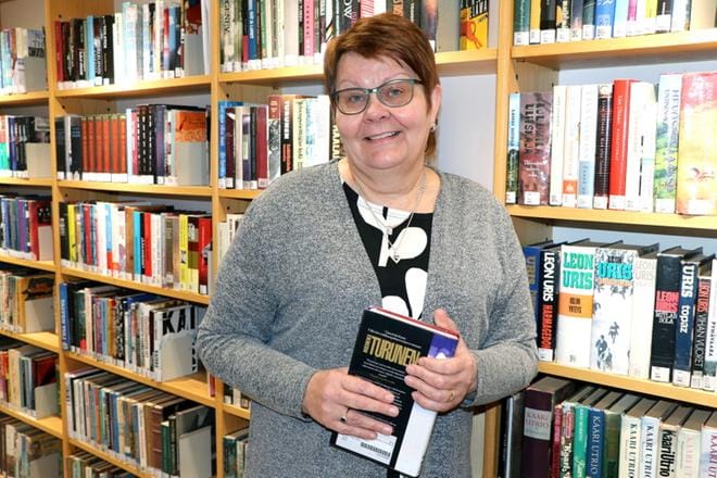 Kirjat kuuluvat Tarja Kyrönlahden työhön ja vapaa-aikaan. Tulevien eläkepäivien ohjelmassa on muun muassa dekkareita ja historiallisia romaaneja. KUVA: SAILA COLLANDER