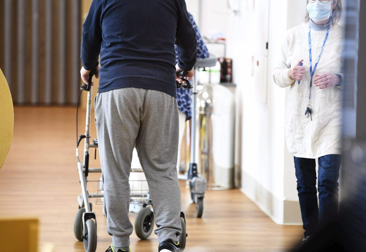 Hoivakodit patistavat vierailijoita noudattamaan terveysturvallisuutta. LEHTIKUVA / Vesa Moilanen