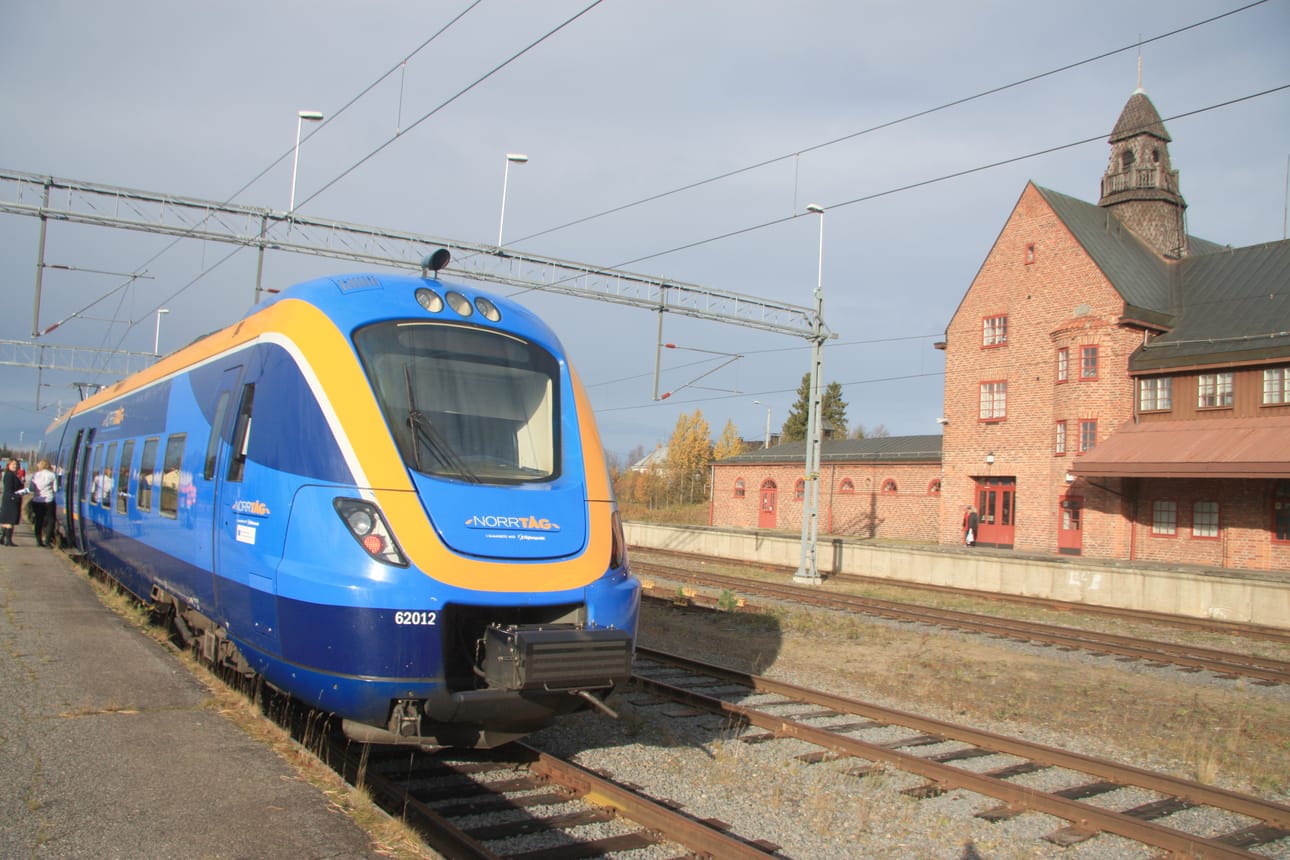 Juna lähdössä Haaparannalta Luulajan suuntaan. Tulevaisuudessa voi olla mahdollista tulla Haaparannalle junalla esimerkiksi Oulusta ja vaihtaa Ruotsin-juniin.