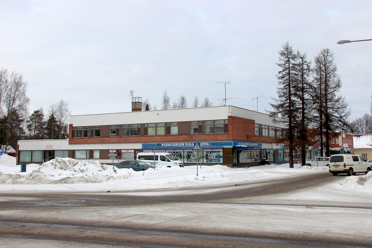 Pudasjärven ydinkeskustassa, Kauppatiellä sijaitseva Kiinteistö Oy Pudasjärven Harjus on huonossa kunnossa.