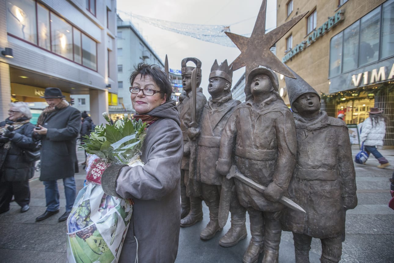 Tailteilija Sanna Koiviston tiernapoikapatsas paljastettiin Oulussa perjantaina.