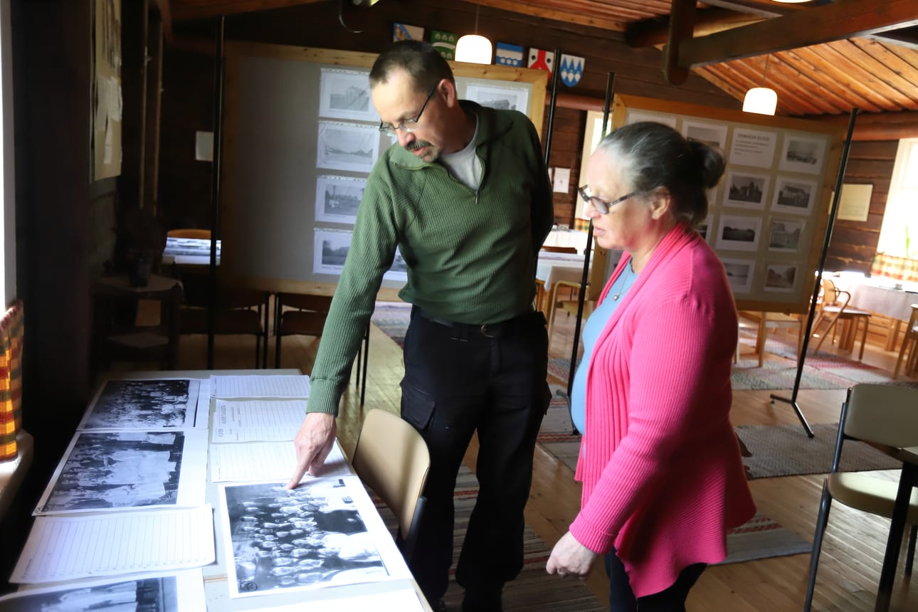 Saloisten museo- ja kotiseutuyhdistyksen Punaisessa tuvassa on esillä vanhoja valokuvia sekä Karl Alfred Strömmerin piirustuksia vuonna 1930 palaneesta keskiaikaisesta kirkosta. Jari Särkkä ja Pirjo Järvelä-Siuvatti löytävät kuvista tuttuja.
