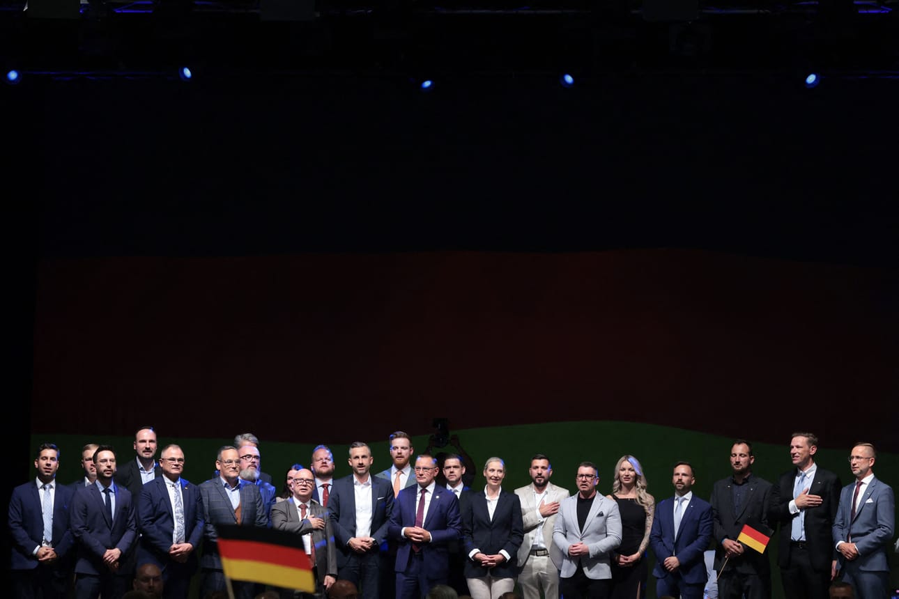 Saksalaisen AfD-puolueen johto kokoontui Magdeburgin kaupunkiin Saksi-Anhaltin osavaltiossa, jossa käytiin sunnuntaina osavaltion parlamenttivaalit. Äärioikeistolaiseksi määritelty puolue sai vaaleissa 44 prosentin kannatuksen.