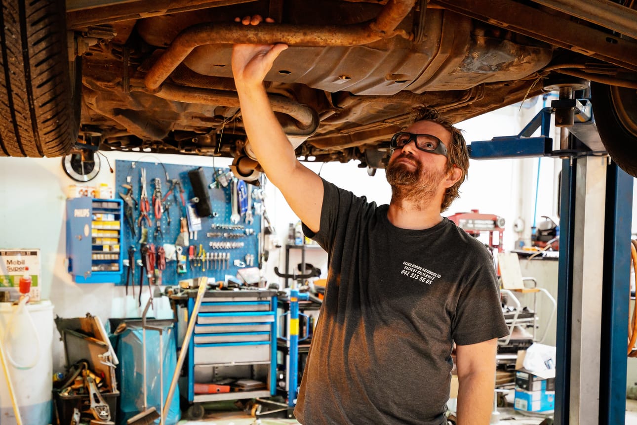 Vaskiluodon Autohuollon autonasentaja Thomas Bertsin mukaan autoja huolletaan kesäisin enemmän.