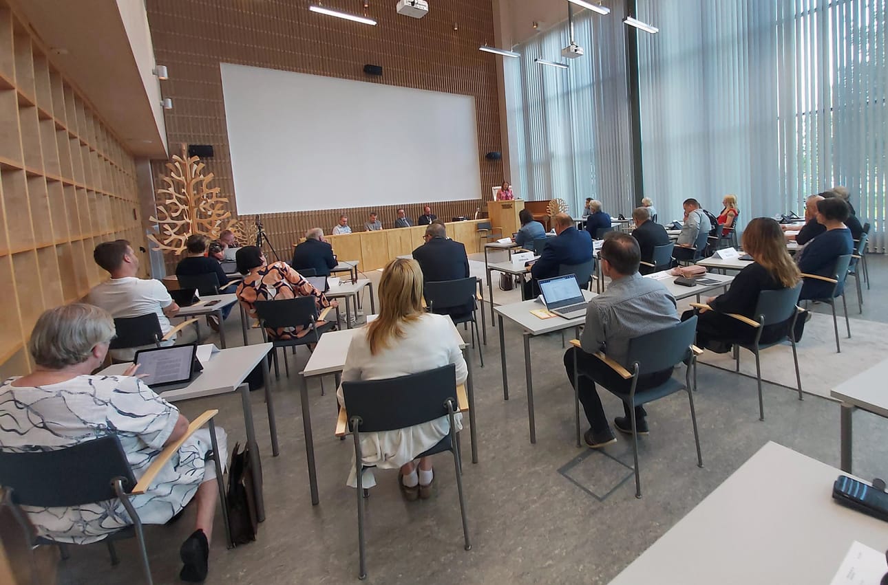 Teuvan kunnanvaltuusto kokousti maanantaina aika sopuisasti muuten, mutta vanhoja aloitteita käsiteltäessä keskustelu kuumeni.
