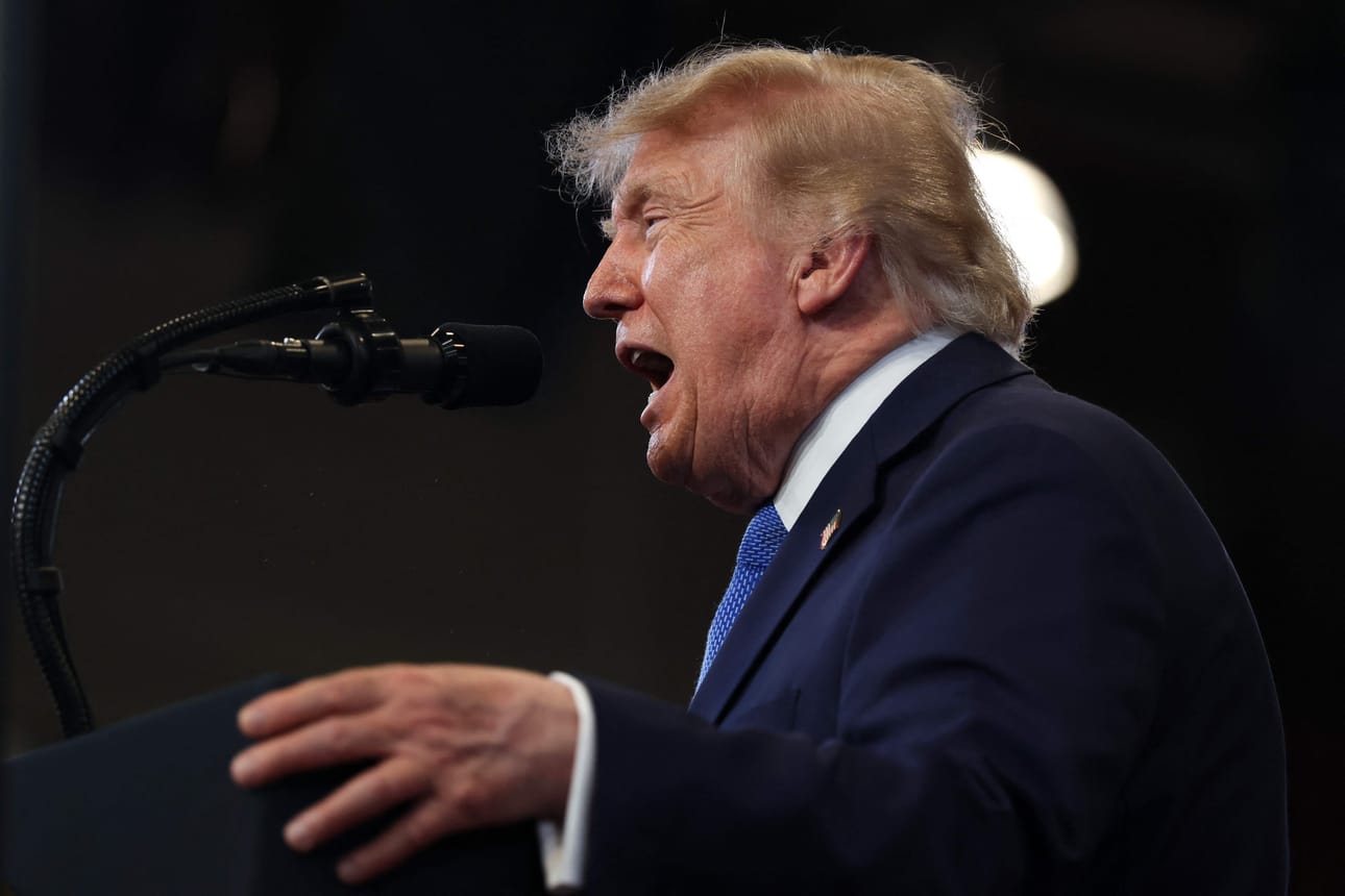 Yhdysvaltain presidentti Donald Trump uhkaa pommittaa Omania, jos maa häiritsee Yhdysvaltain suunnitelmia Hormuzinsalmen avaamiseksi.