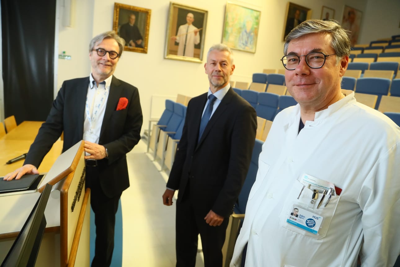 Koronavirustartunnan saanut nainen on hyväkuntoinen ja hän saa yleishoitoa, kertoi HUS:n infektiosairauksien linjanjohtaja Asko Järvinen (oik.). Tiedotustilaisuudessa olivat mukana myös HUS:n johtajalääkäri Markku Mäkijärvi (vas.) ja THL:n ylilääkäri Taneli Puumalainen.
