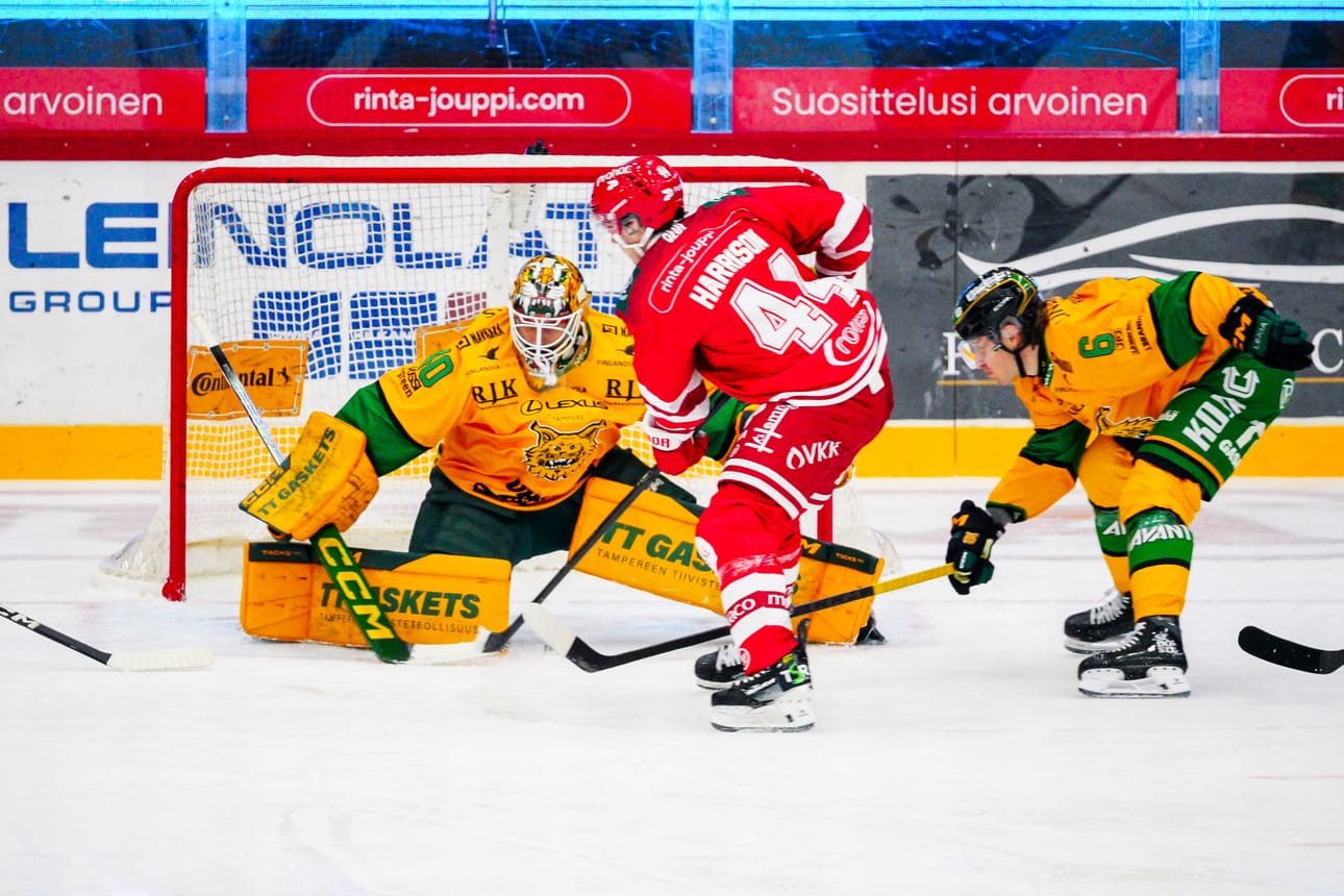 Brett Harrison teki ensimmäisen maalinsa Sportissa tähän tyyliin. Vähän myöhemmin syntyi myös toinen maali, joka jäi ottelun voittomaaliksi.