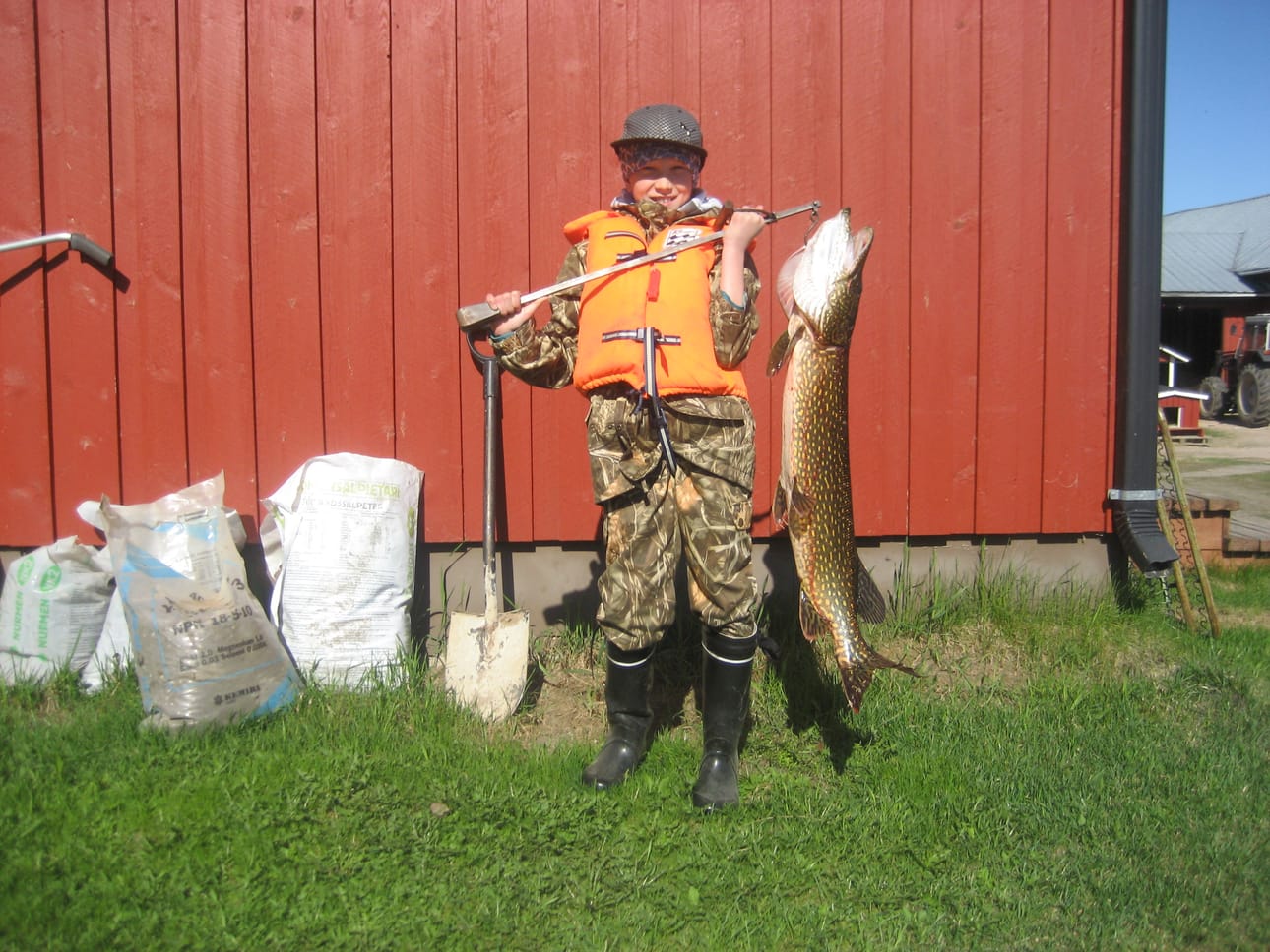 Eemeli Ilmola sai kevään ensi saaliikseen virvelillä hauen, joka painoi 7,3 kiloa. Kalastuspaikkana oli Pudasjärven Iijoki.