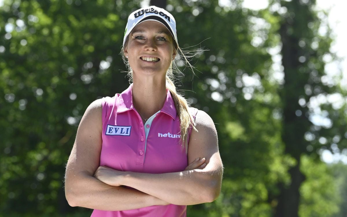 Sanna Nuutinen golfin naisten Euroopan-kiertueen kilpailun tiedotustilaisuudessa Aura Golfissa Turussa kesäkuussa. LEHTIKUVA / JUSSI NUKARI