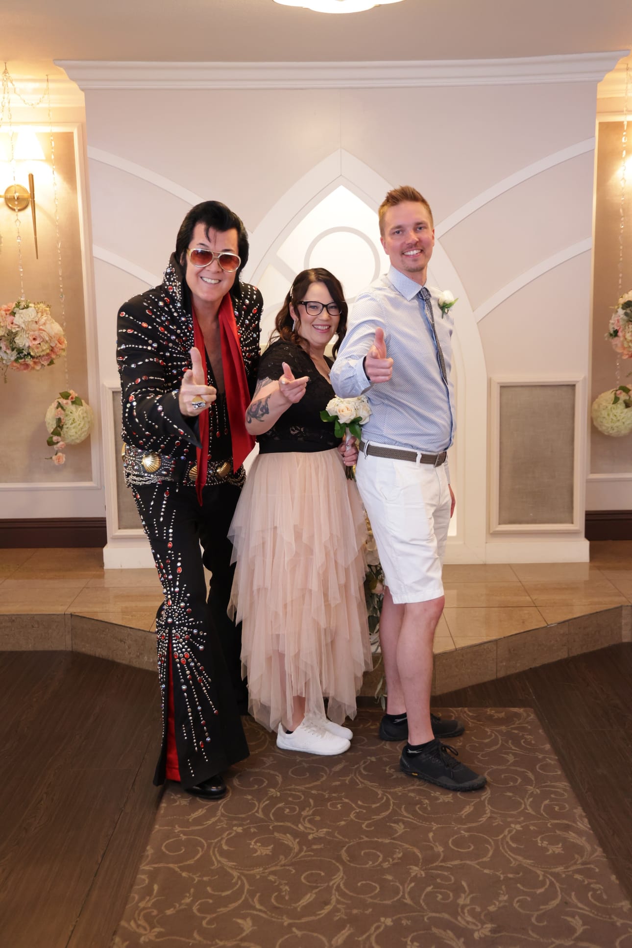 19 vuotta yhdessä olleet Kirsi Heikkuri ja Ville Matkaselkä halusivat pitää hieman erilaiset häät ja menivät siksi naimisiin Las Vegasissa. Siellä heidät vihki itse Elvis.