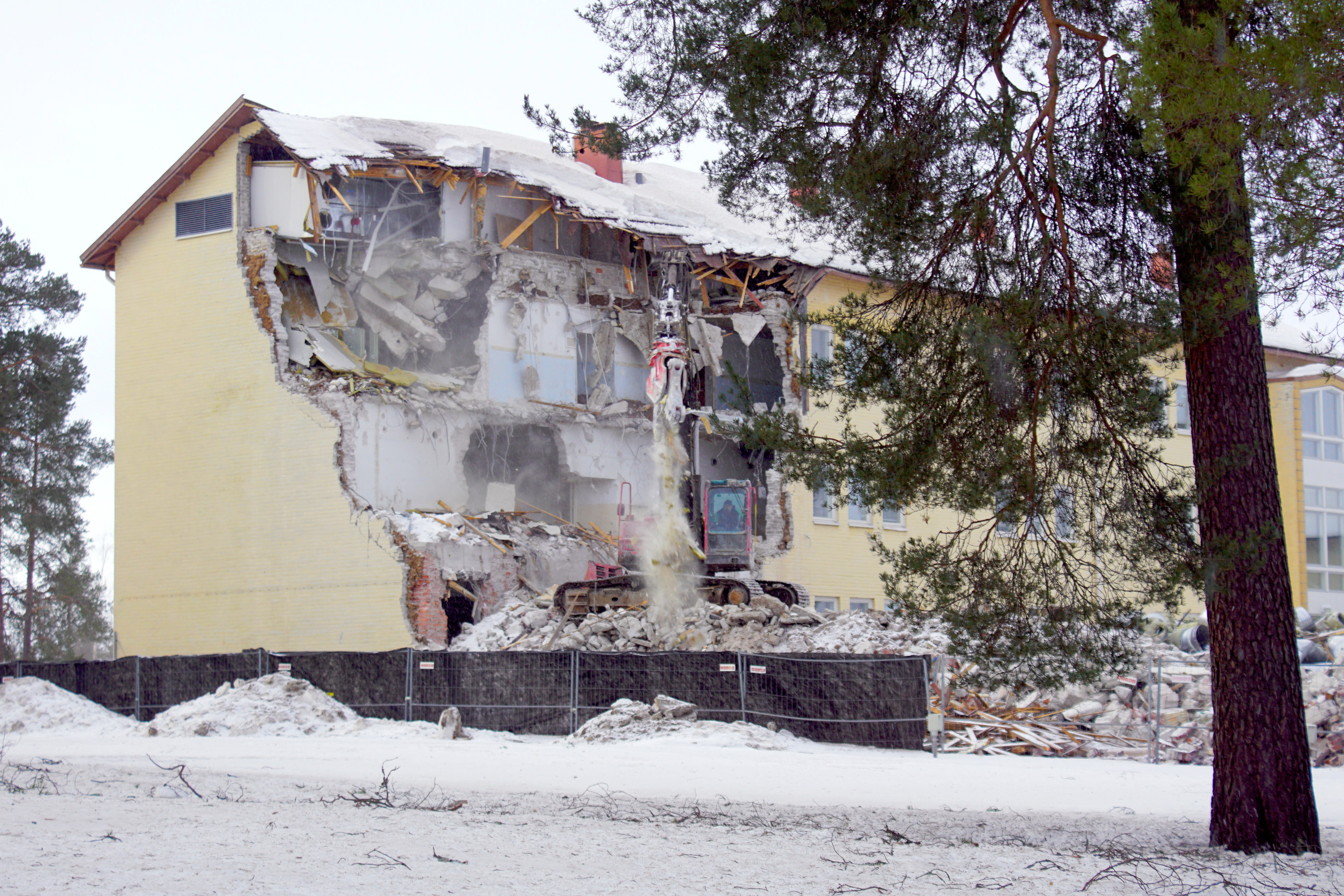 Kurenalan koulun purkutyöt edistyvät.