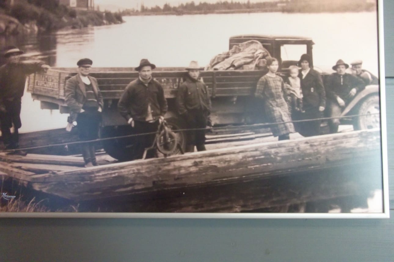Vasili Mattinen (vas.), Niilo Homanen, Vasili Mattisen seurueeseen kuuluneita naisia ja lapsi, Ville Kurtti ja poikansa ja kaksi matkustajaa. Kuva on otettu Paanajävellä kesällä 1937.