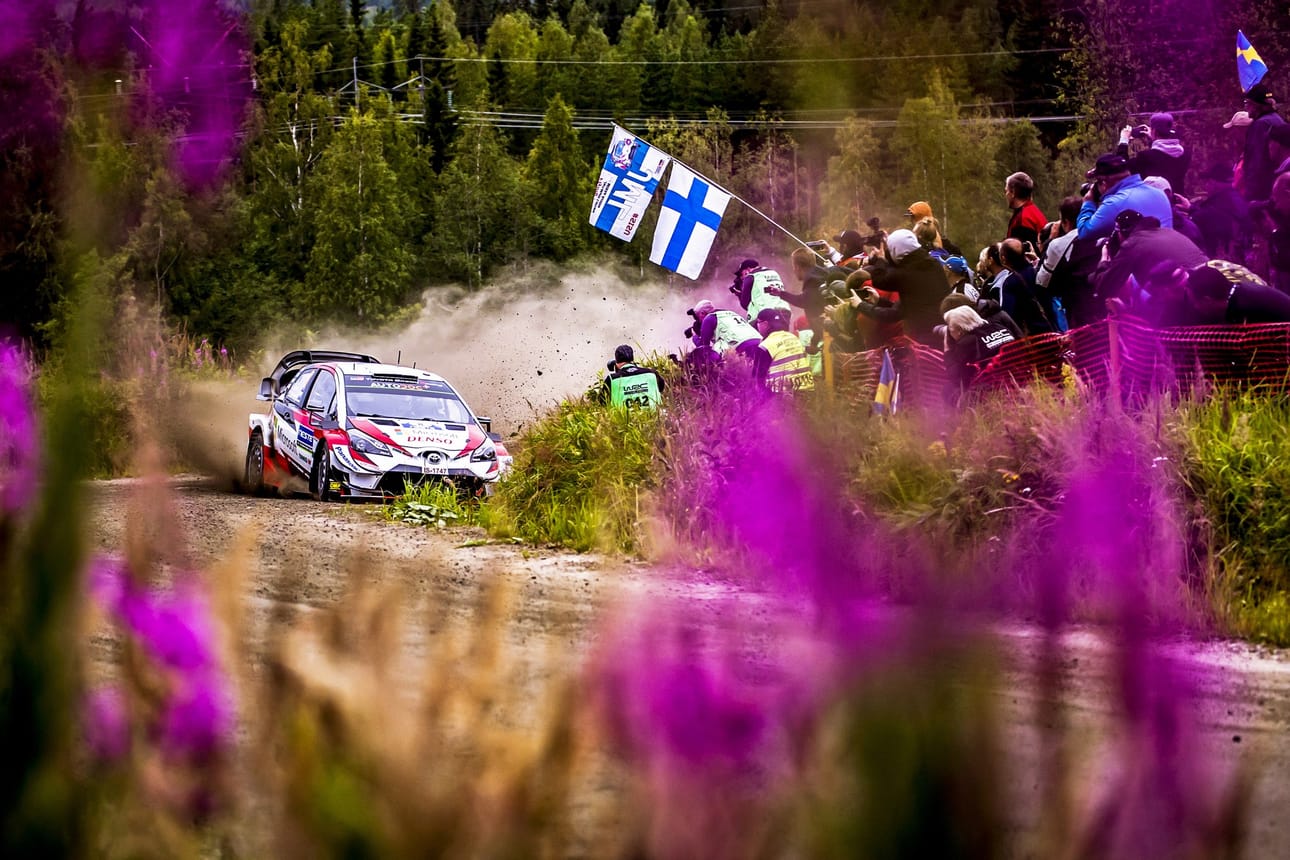 Kuuden ajetun erikoiskokeen jälkeen Toyotalla on kolmoisjohto. Kuvassa Ott Tänak torstaina 1. elokuuta.